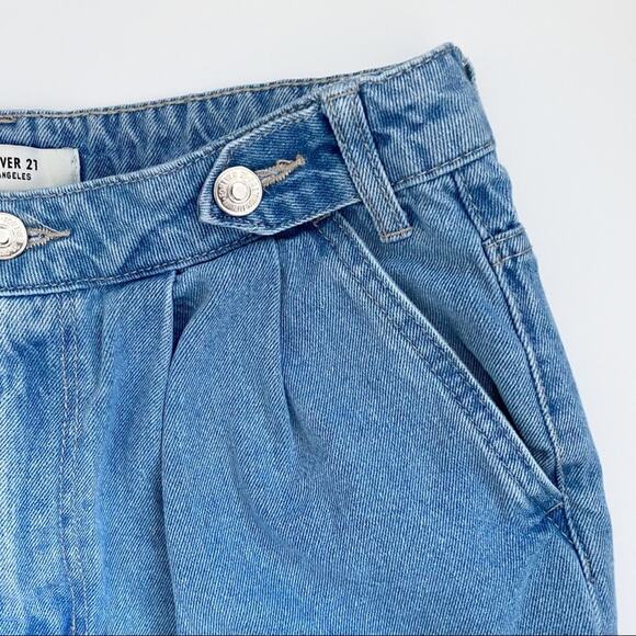 Forever 21 Pleated Denim Cuffed Hem Shorts Size 27 - Picture 2 of 6